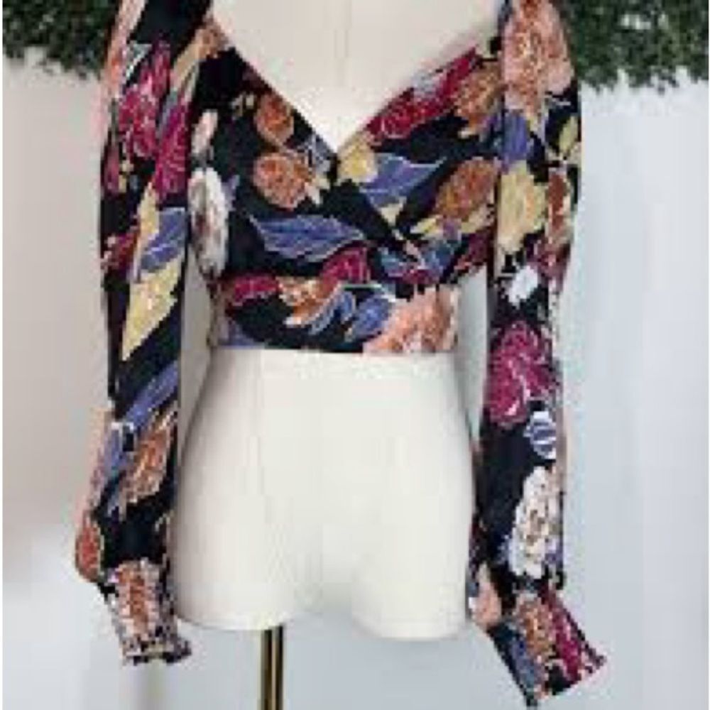 Band Of The Free Camille Black Berry Floral Crossover Crop Top. NWT